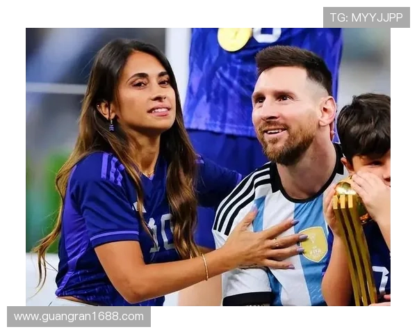 梅西妻子安东内拉情人节分享巨型玩偶与全家名字画作的甜蜜瞬间